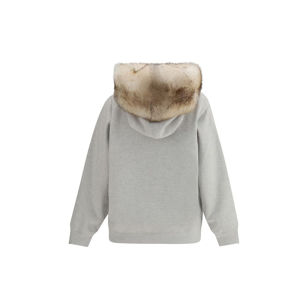 Der Hoodie verfügt über eine mit Shearling gefütterte Kapuze.