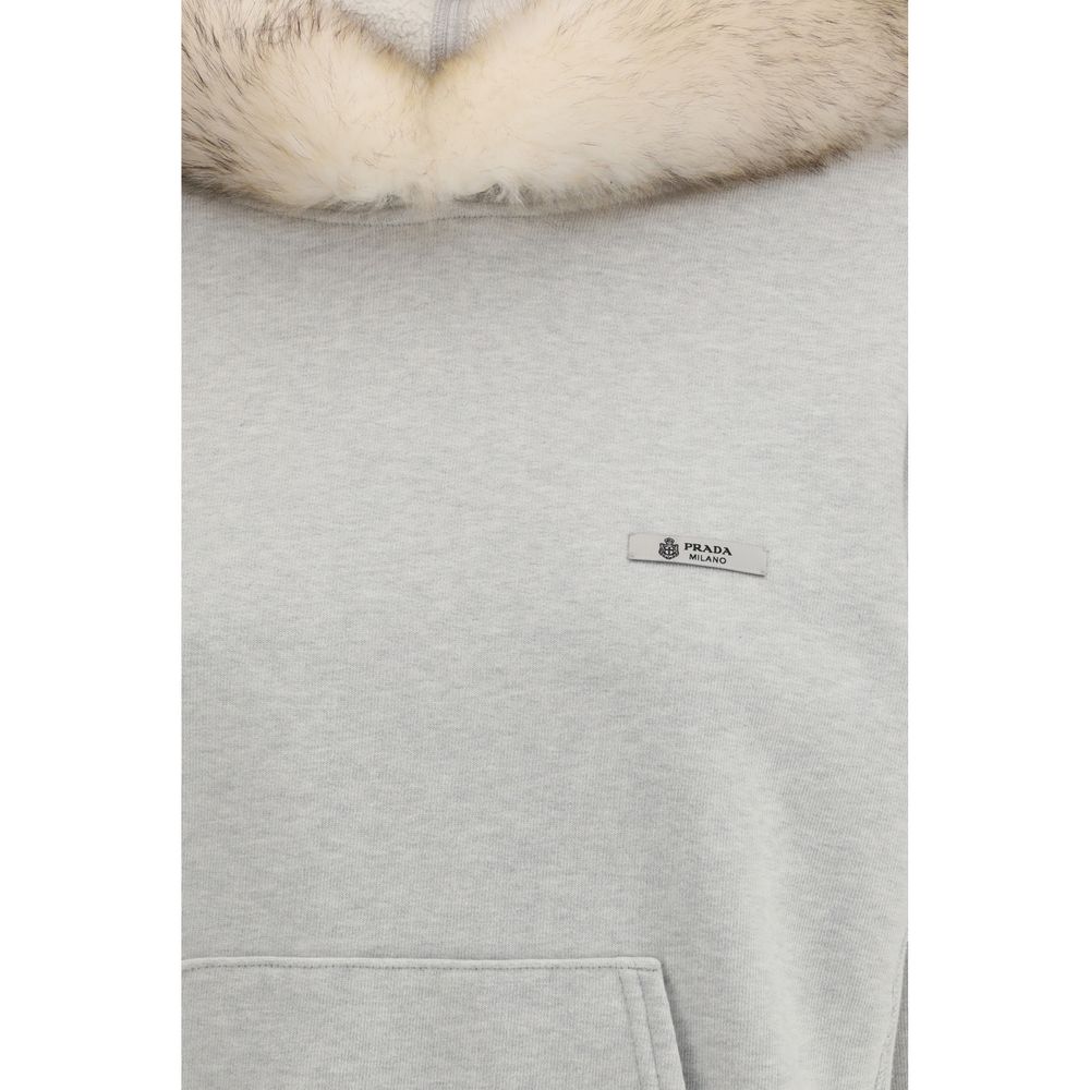 Der Hoodie verfügt über eine mit Shearling gefütterte Kapuze.
