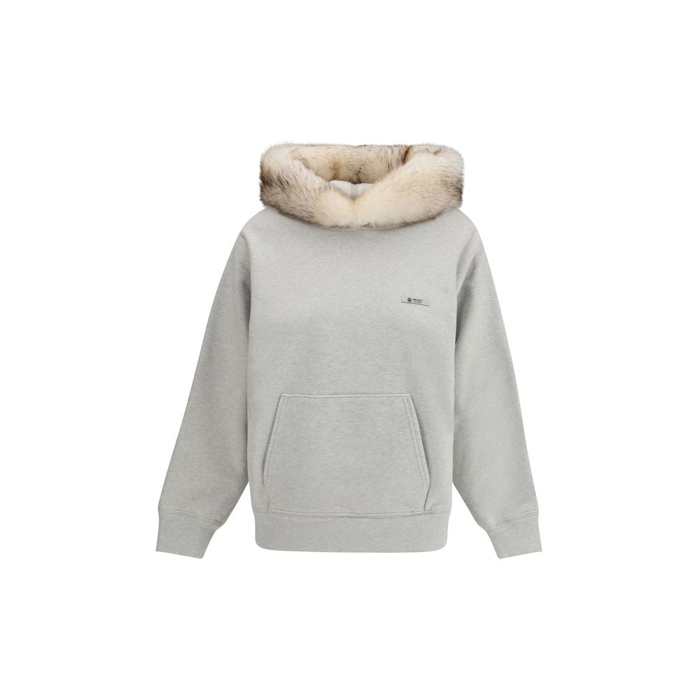 Der Hoodie verfügt über eine mit Shearling gefütterte Kapuze.